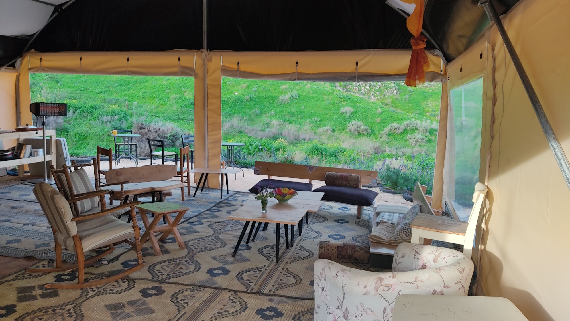 האוהל מבפנים